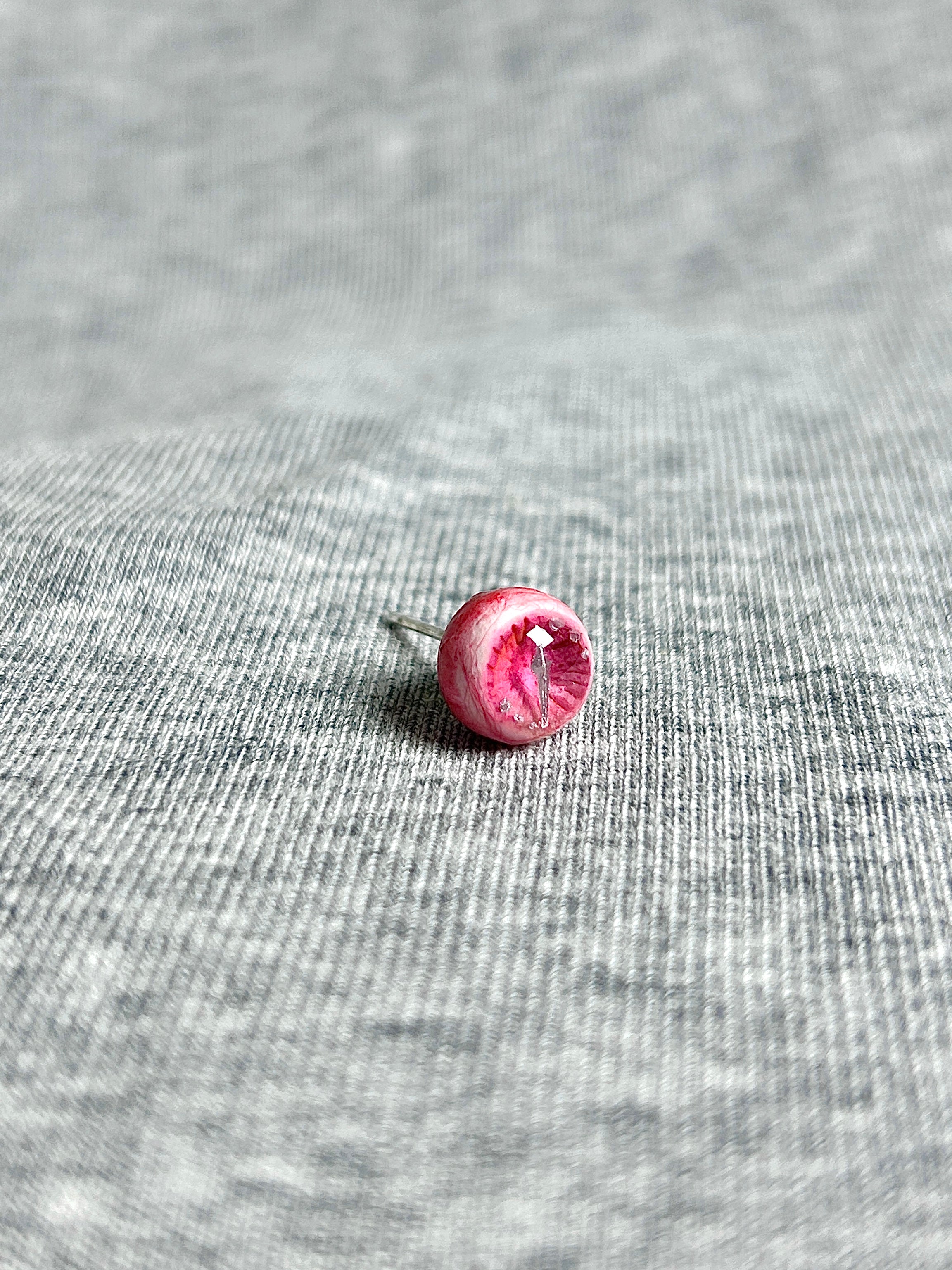 Cthulhu Eye - Fissure Iris | Ear/Lip/Tongue Studs - Cthulhu Eye - Fissure Iris | Ear/Lip/Tongue Studs - Aura Cleave / Flat-Back（Default） / 4mm by CRUXJEWELRY