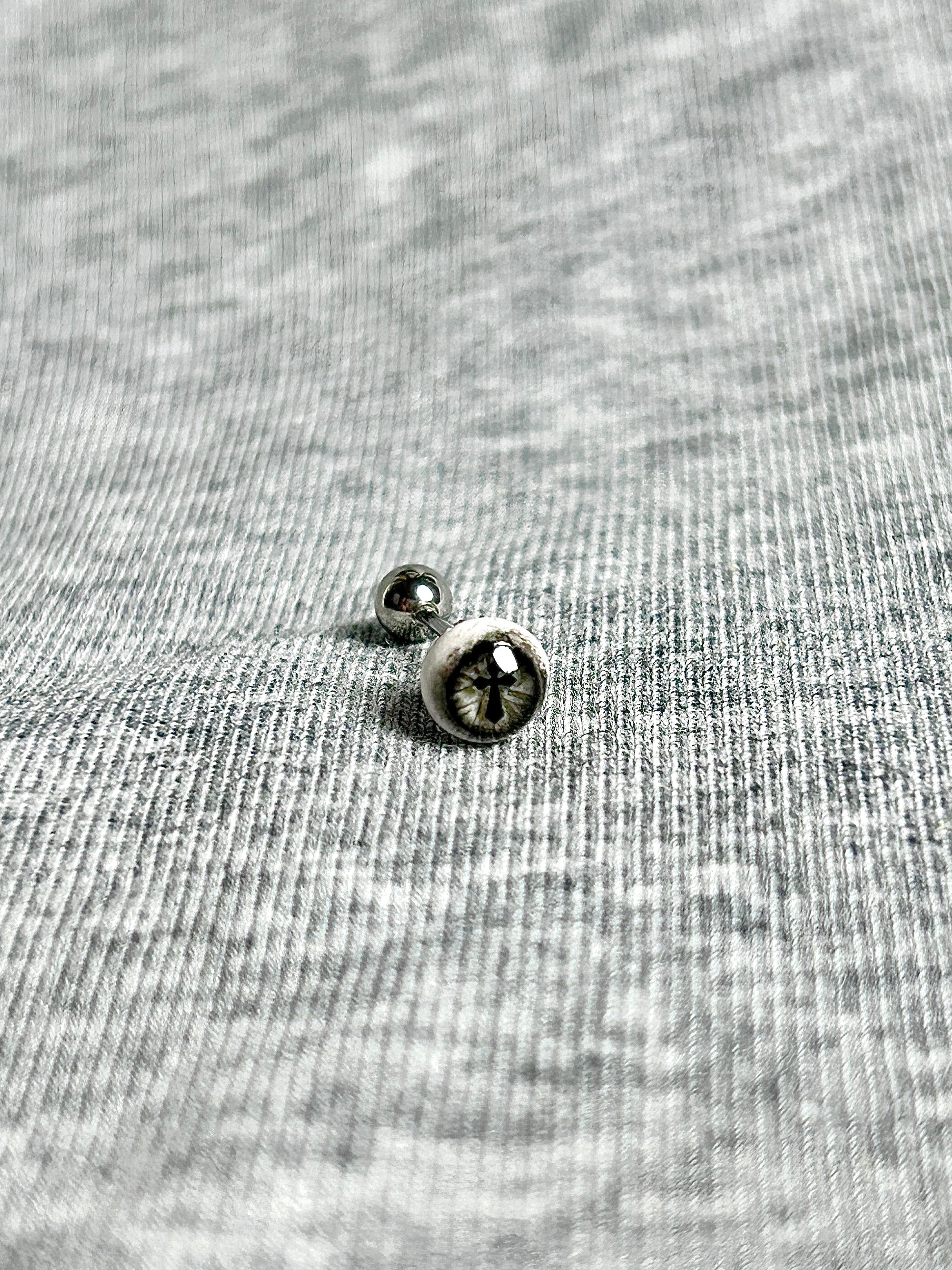 Cthulhu Eye - Bloody Mary‘s Pact | Ear/Lip/Tongue Studs - Cthulhu Eye - Bloody Mary‘s Pact | Ear/Lip/Tongue Studs - Fate‘s Silhouette / Flat-Back（Default） / 4mm by CRUXJEWELRY