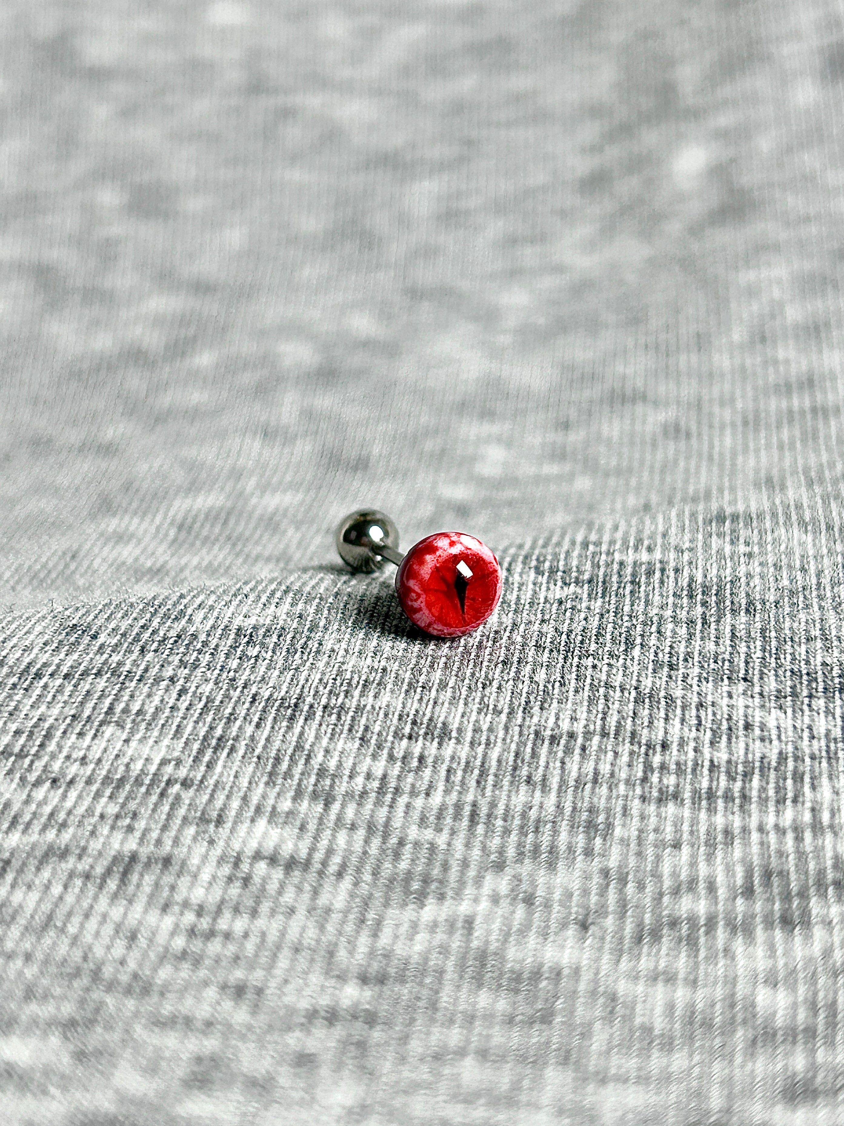 Cthulhu Eye - Bloody Mary‘s Pact | Ear/Lip/Tongue Studs - Cthulhu Eye - Bloody Mary‘s Pact | Ear/Lip/Tongue Studs - Gilded Thorn / Flat-Back（Default） / 4mm by CRUXJEWELRY